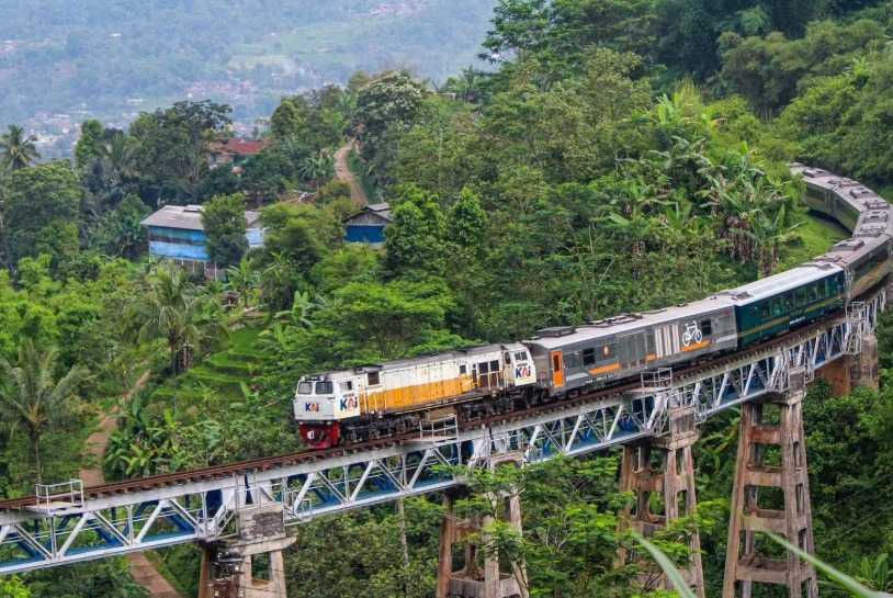 Bikin Takjub! ini dia Jalur Kereta Api Terindah di Indonesia
